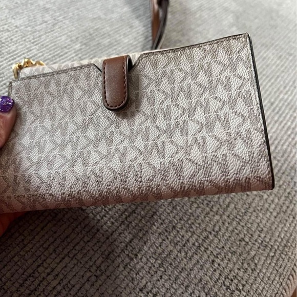 Beautiful small but Mighty MK purse - Picture 3 of 10